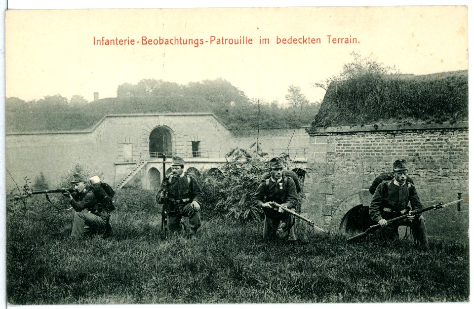 11533-Theresienstadt-1910-Infanterie-Beobachtungs-Patrouille im bedeckten Terrain-Brück & Sohn Kunstverlag