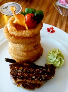 Zwiebelringe mit Steak