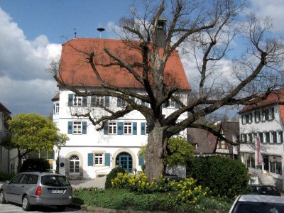 Rathausplatz Obersontheim mit Dorflinde und Rathaus