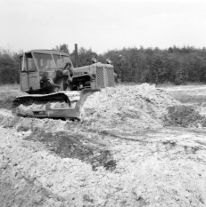 Recreatieterreinen, vliegvelden ed, aanleg kampeerterrein, bulldozers, arbeide, Bestanddeelnr 163-0923