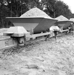 Recreatieterreinen, vliegvelden ed, aanleg sportvelden, proef monorail, arbeid, Bestanddeelnr 163-1031