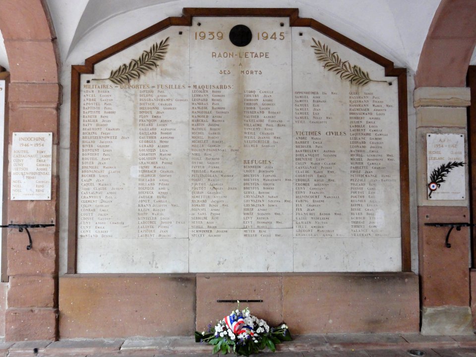 Raon-l'Étape (Vosges) Hôtel de ville, mémorial de guerre liste de noms 02
