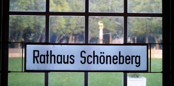 Rathaus.Schoeneberg.U-Bahnhof.Namensschild