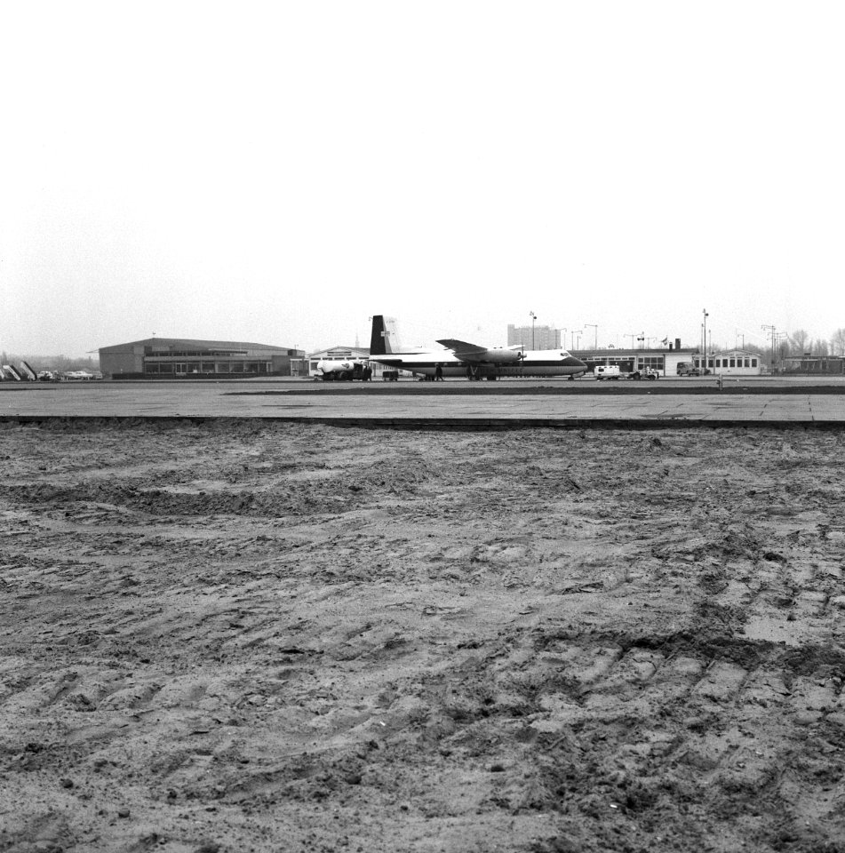 Recreatieterreinen, vliegvelden ed, aanleg taxibanen, vliegtuigen, Luchthaven , Bestanddeelnr 163-1131