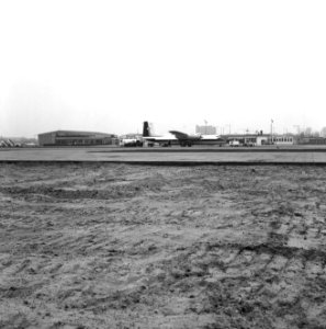 Recreatieterreinen, vliegvelden ed, aanleg taxibanen, vliegtuigen, Luchthaven , Bestanddeelnr 163-1131