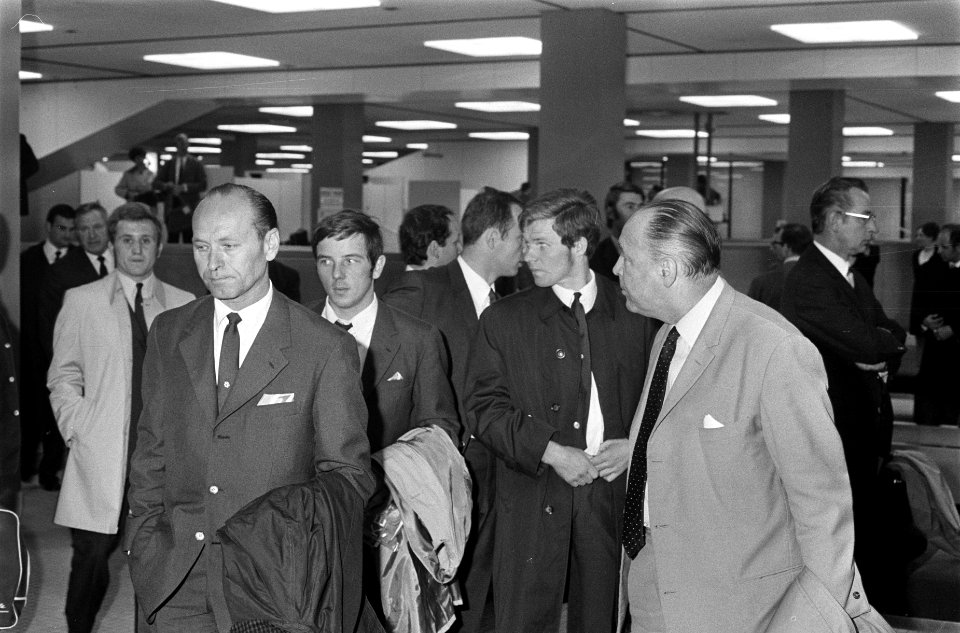 Rapid Wien elftal arriveert op Schiphol voor de wedstrijd tegen PSV, Bestanddeelnr 922-8306