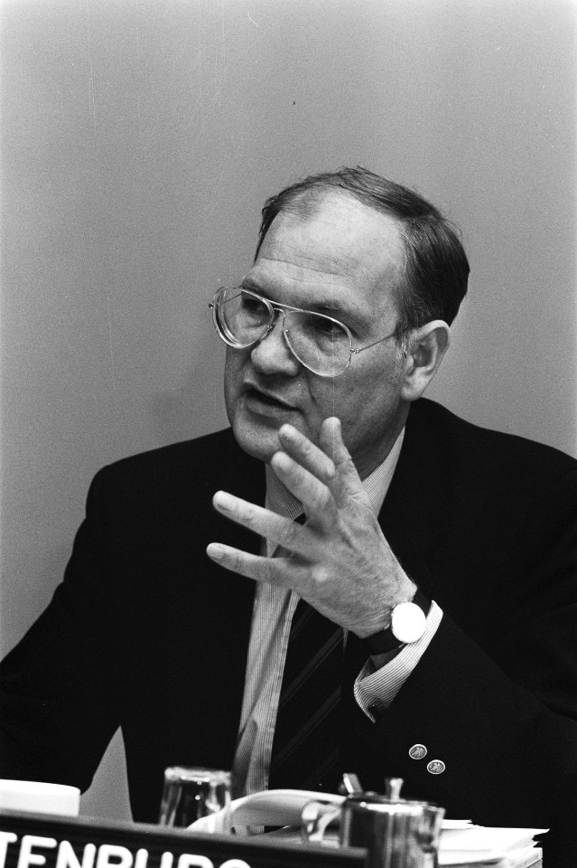 Rapport Raad van de Arbeidsmarkt over micro-elektronica A. J. N. Wiltenburg (kop, Bestanddeelnr 932-2728