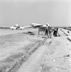 Recreatieterreinen, vliegvelden ed, vliegtuigen, arbeiders, vlechten, Luchthav, Bestanddeelnr 163-1115