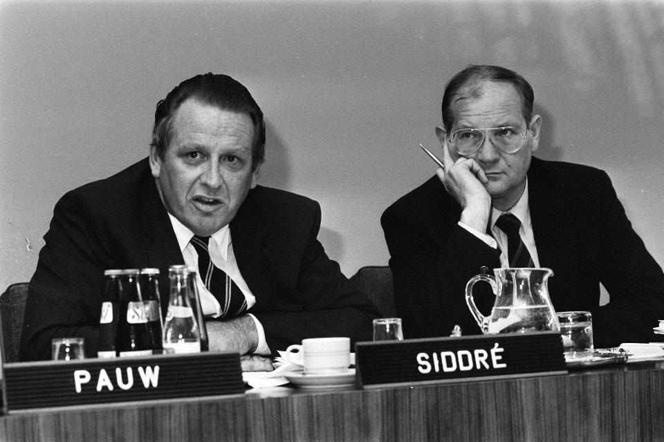 Rapport Raad van de Arbeidsmarkt over micro-elektronica prof. dr. W. Siddre (l) , Bestanddeelnr 932-2725