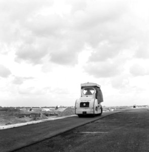 Recreatieterreinen, vliegvelden ed, uitbreidingen taxibanen, arbeiders, vracht, Bestanddeelnr 163-1066