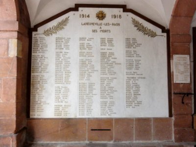 Raon-l'Étape (Vosges) Hôtel de ville, mémorial de guerre liste de noms 01