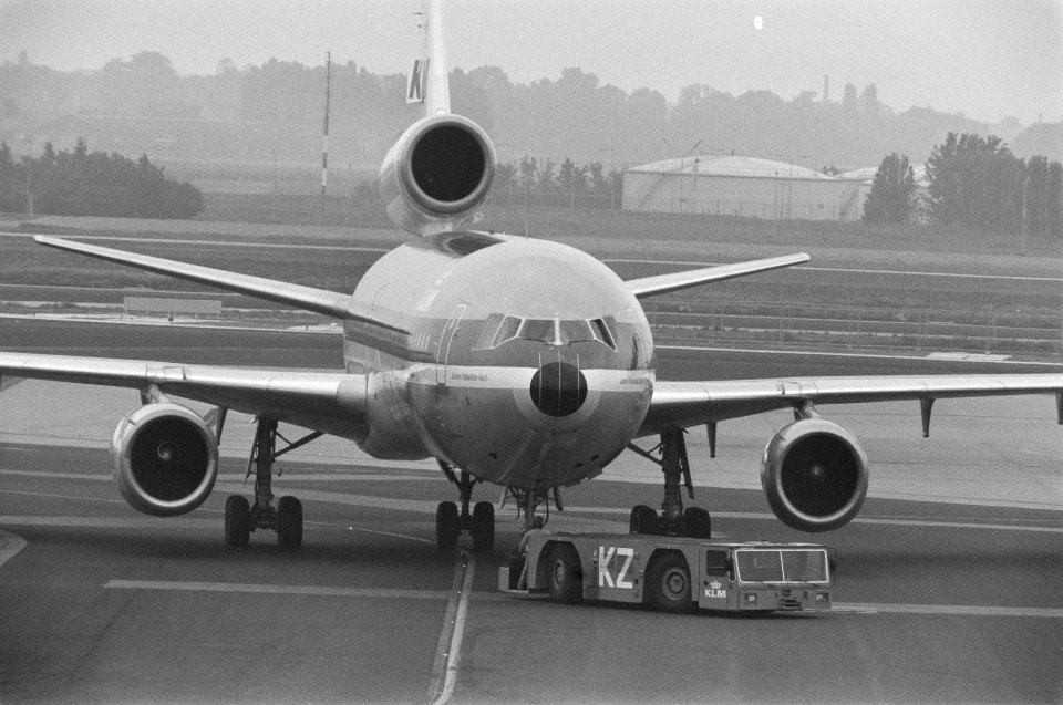 Rangeerder op Schiphol (i.v.m. actie), Bestanddeelnr 934-2957