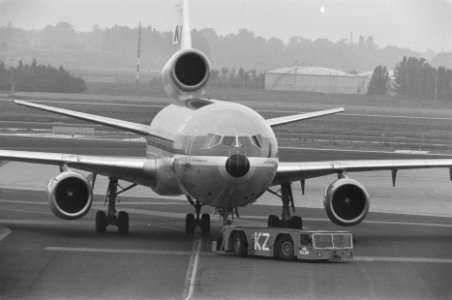Rangeerder op Schiphol (i.v.m. actie), Bestanddeelnr 934-2957