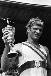 Roeien, Holland Beker winnaar Mund (DDR) met beker, Bestanddeelnr 932-2432
