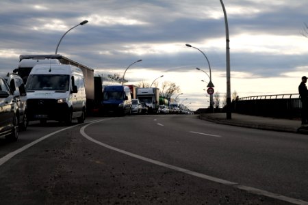 Queue in front of border control checkpoint at Europe bridge German side 2020-03-16 26 photo