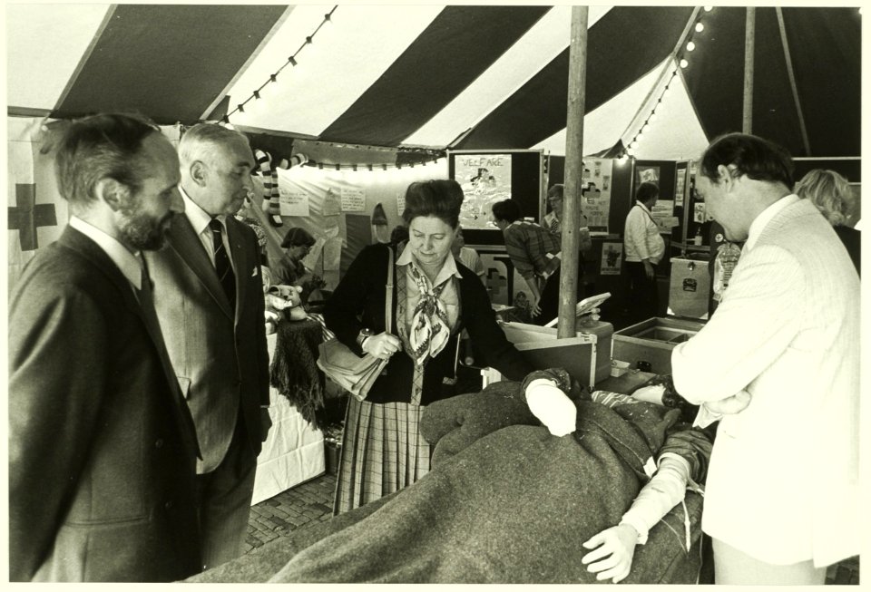 Rode Kruis, braderie City Haarlem.Foto midden Burgemeester E.M. Schmitz. NL-HlmNHA 5400464707