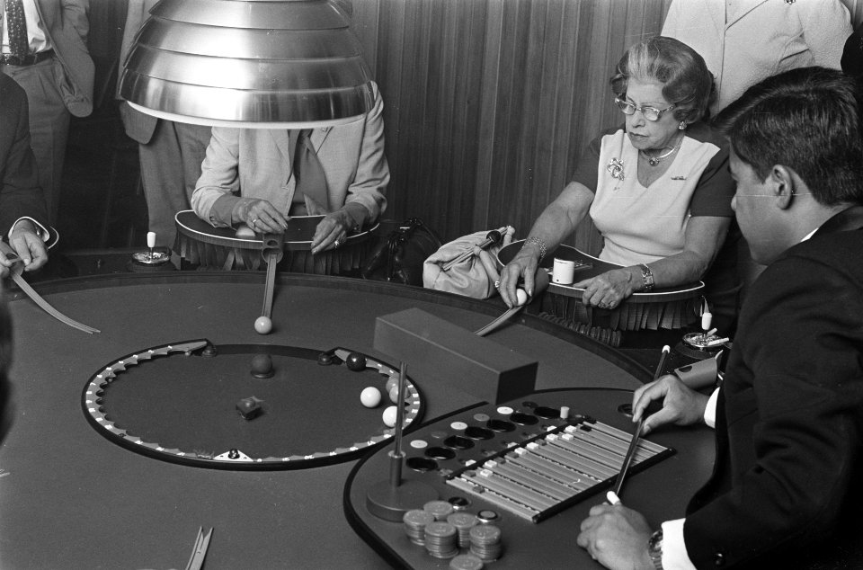 Roco-roulette in Amsterdam in Nouveau Casino Thorbeckeplein . Heintje Davids aan, Bestanddeelnr 921-4968