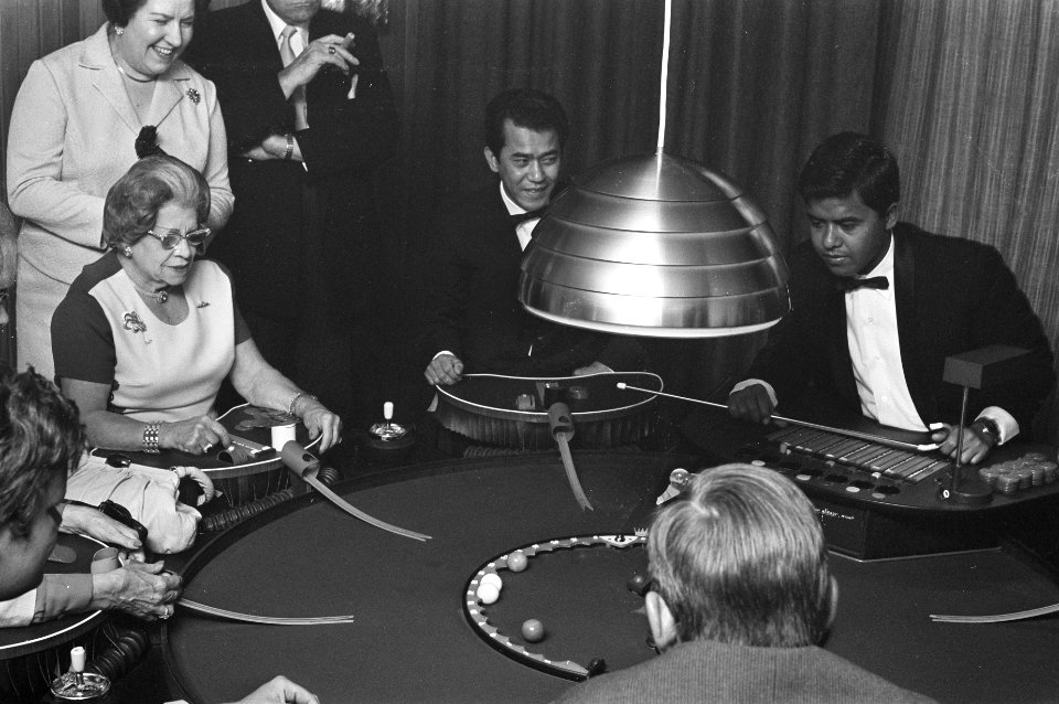 Roco-roulette in Amsterdam in Nouveau Casino Thorbeckeplein . Heintje Davids aan, Bestanddeelnr 921-4969