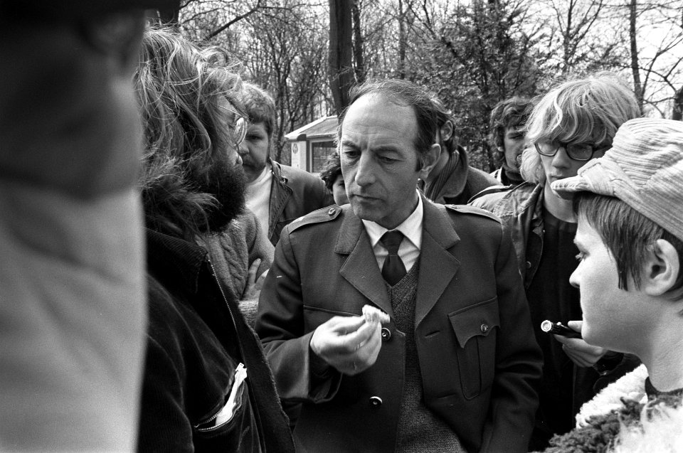 Roel van Duyn (l) in gesprek met een boswachter, Bestanddeelnr 923-4830