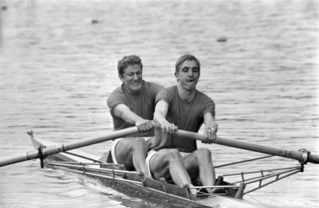 Roeien Nederland tegen Duitsland Bosbaan. De twee zonder stuurman, R. Luynenburg, Bestanddeelnr 921-4748