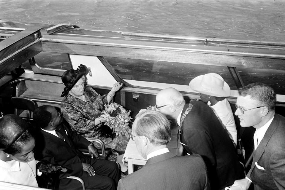 Rondvaart met koningin Juliana, burgemeester Samkalden en president Houphouët-Bo, Bestanddeelnr 923-5663