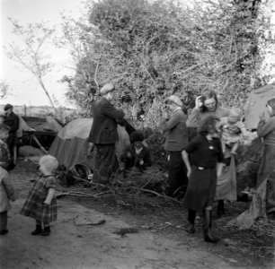 Rondtrekkende families slaan hun kamp voor de nacht op, Bestanddeelnr 191-0827 photo