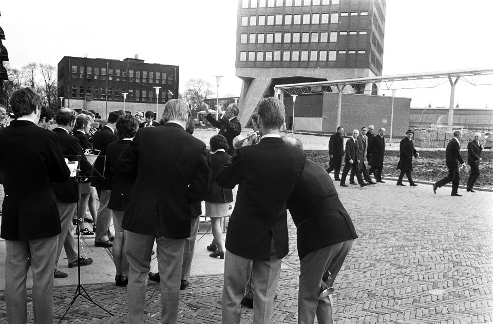 Rondwandeling van burgemeester Samkalden en minister Veringa, op de voorgrond e…, Bestanddeelnr 924-3820