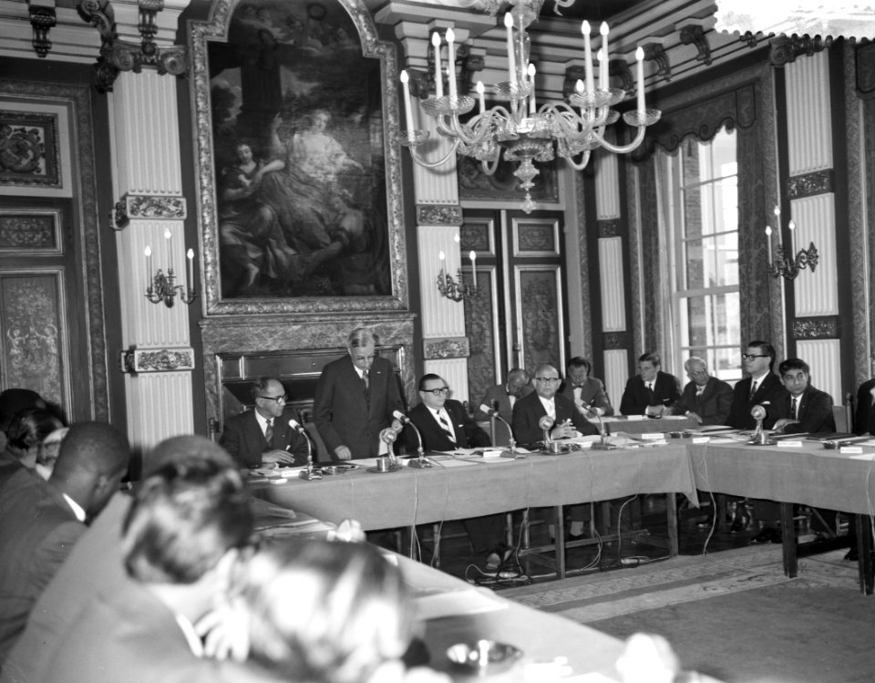 Rondetafelconferentie in de Treveszaal Overzicht van de zitting, Bestanddeelnr 912-5308