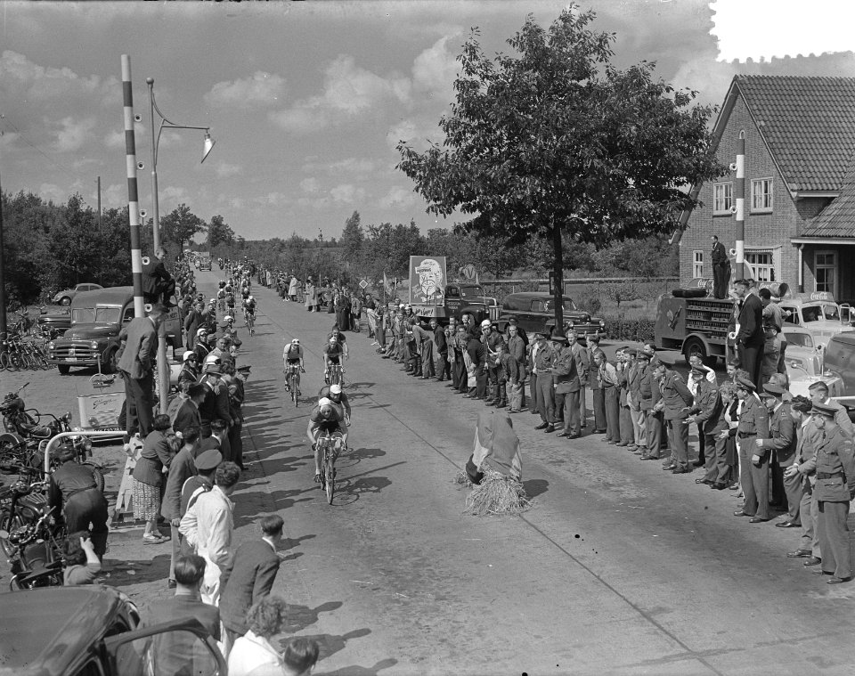 Ronde van Nederland karavaan passeert grens, Bestanddeelnr 905-1451