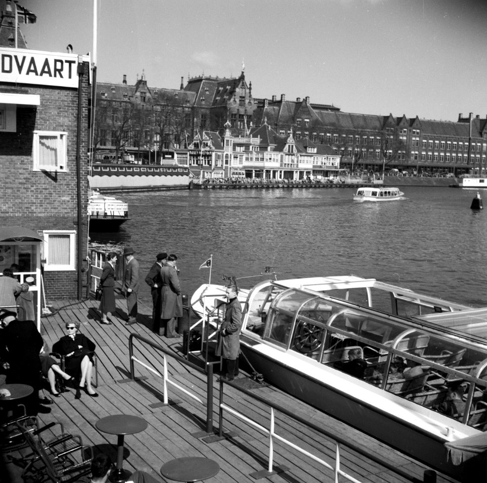 Rondvaartboot bij de aanlegsteiger bij het Centraal Station, Bestanddeelnr 254-3277