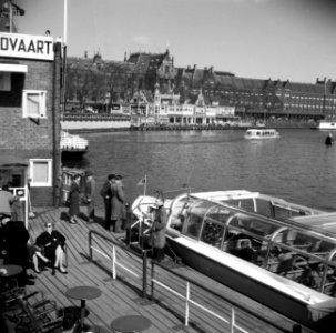 Rondvaartboot bij de aanlegsteiger bij het Centraal Station, Bestanddeelnr 254-3277