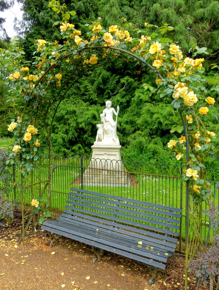 Rose arbor - Waddesdon Manor - Buckinghamshire, England - DSC07561