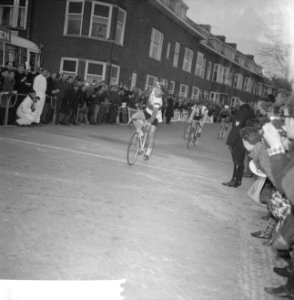 Ronde van Noord Holland , Gerben Karstens uit Leiden gaat als eerste over de str, Bestanddeelnr 916-2666