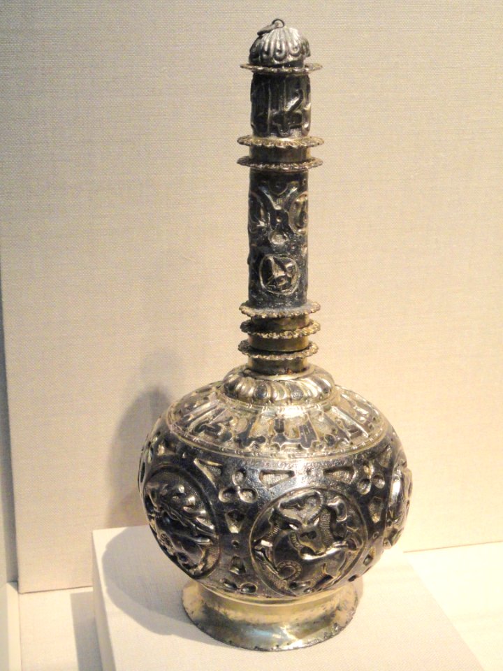 Rosewater bottle, Iran, 12th century, silver with gold and niello - Freer Gallery of Art - DSC05289