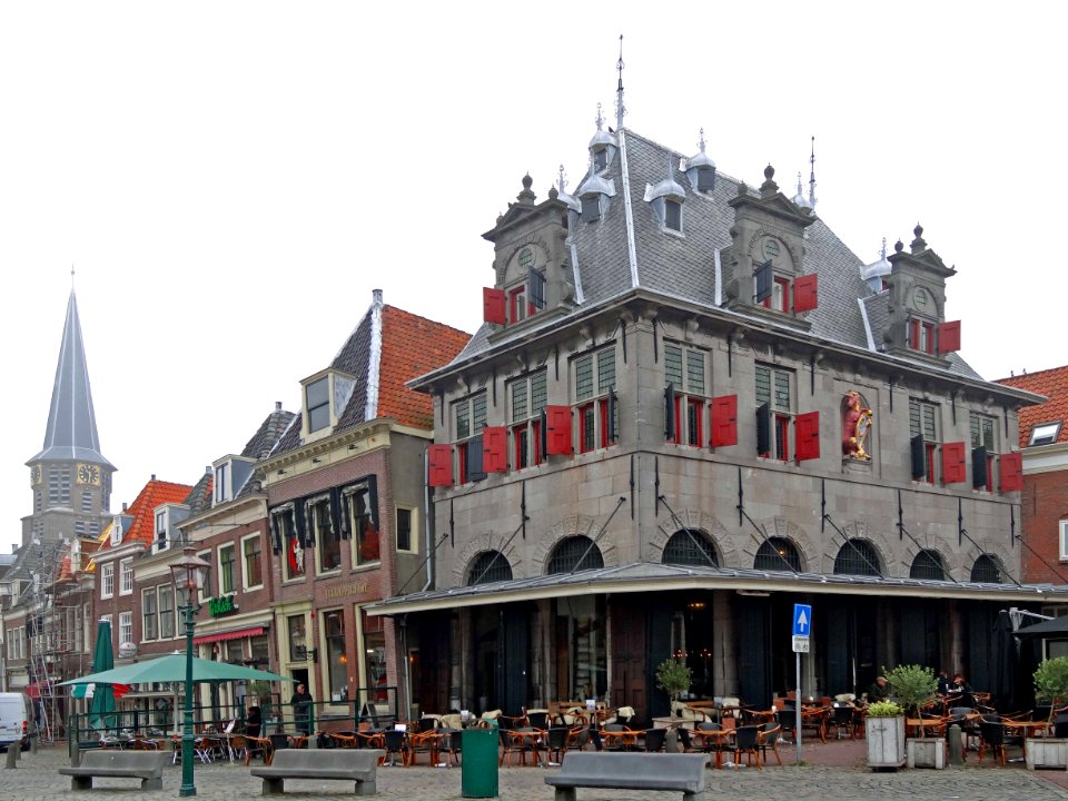 Roode Steen Hoorn met waaggebouw