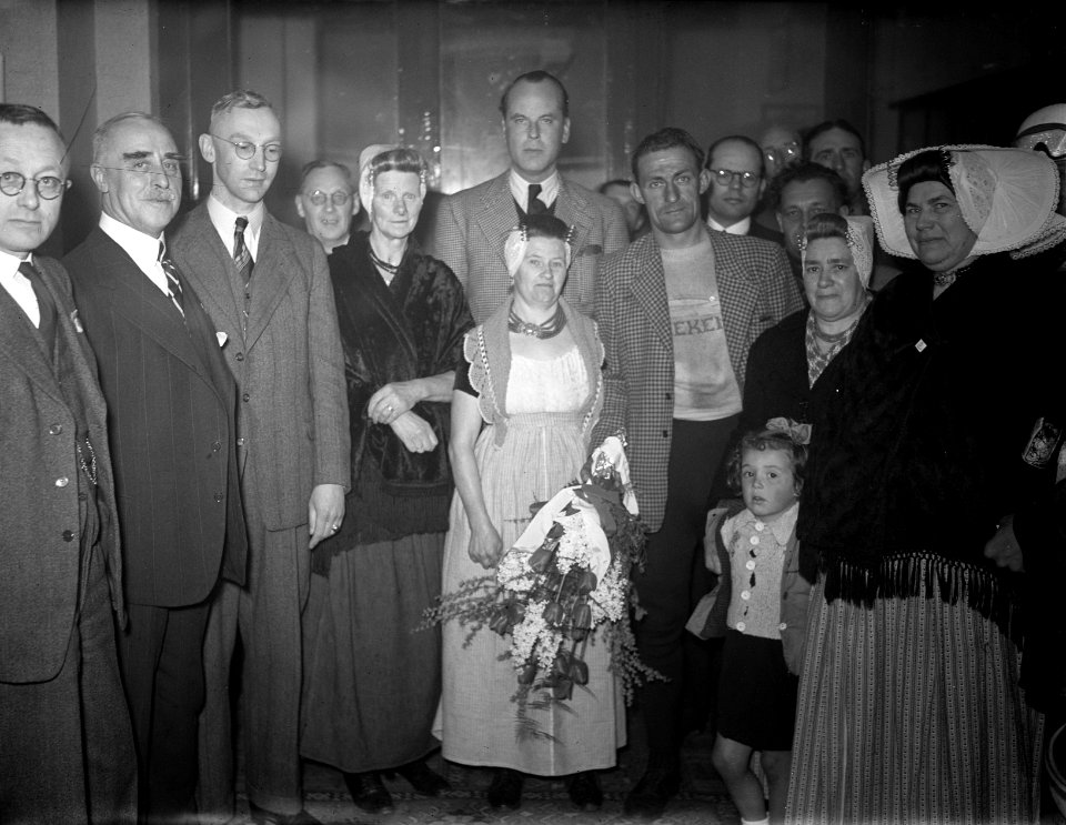 Ronde van Nederland . 7e etappe (Eindhoven-Vlissingen). Zeeuwse vrouwen in klede, Bestanddeelnr 934-6833
