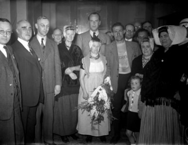 Ronde van Nederland . 7e etappe (Eindhoven-Vlissingen). Zeeuwse vrouwen in klede, Bestanddeelnr 934-6833
