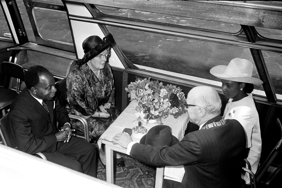 Rondvaart met koningin Juliana, burgemeester Samkalden en president Houphouët-Bo, Bestanddeelnr 923-5661