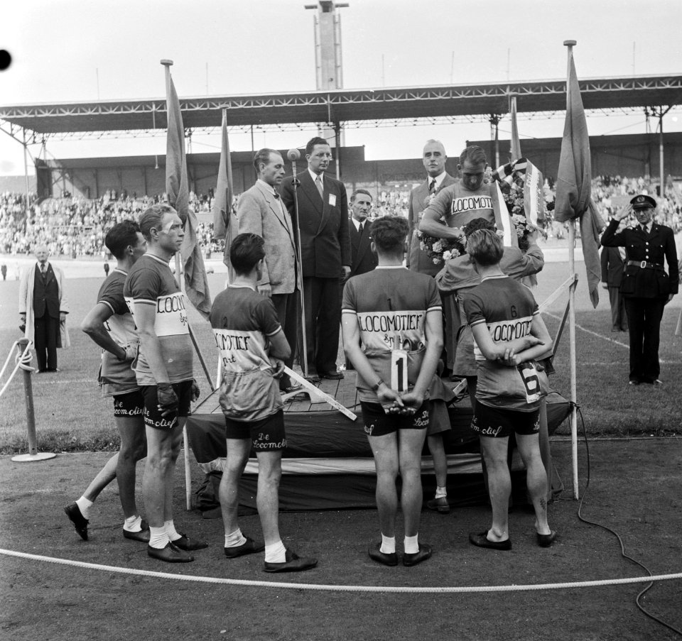 Ronde van Nederland finish huldiging winnaar Ploeg, Bestanddeelnr 905-1539