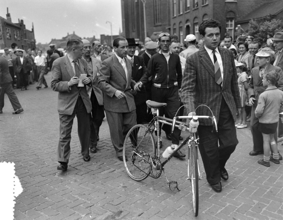 Ronde van Nederland Gerrit Voorting protesteert bij jury, Bestanddeelnr 907-9436