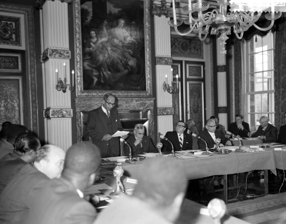 Rondetafelconferentie in de Treveszaal. Mr. Emanuels aan het woord, Bestanddeelnr 912-5313