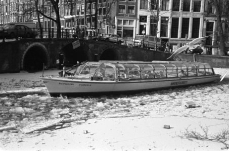Rondvaartboot vaart met moeite door ijs van Herengracht in Amsterdam, Bestanddeelnr 933-5742