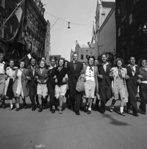 Rij feestende Amsterdammers gearmd, Bestanddeelnr 900-4585