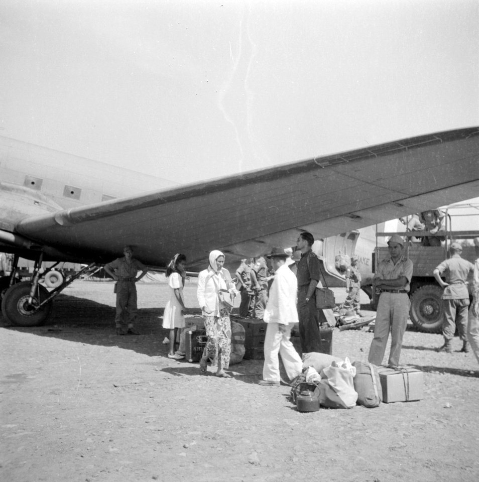 Repatrianten op het vliegveld Kemajoran in afwachting van vervoer, Bestanddeelnr 255-6814