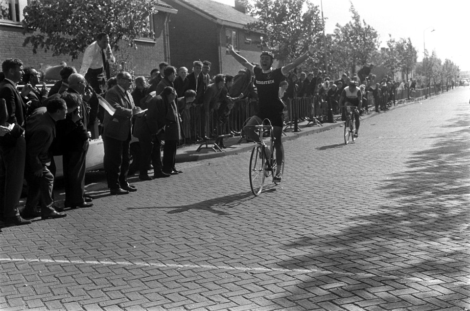 Ronde van Zuid-Holland, winnaar Harry Jansen gaat door finish, Bestanddeelnr 920-3330