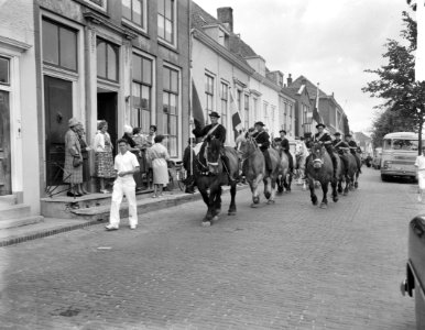Ringrijderij in Middelburg Rondrit door de stad met versierde sjezen, Bestanddeelnr 912-7517