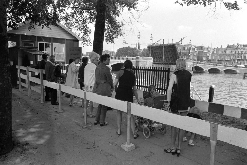Rij mensen bij veer over Amstel bij Ceintuurbaan Amsterdam, Bestanddeelnr 924-8252