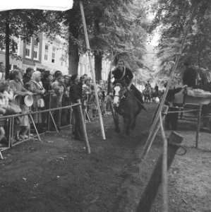 Ringrijden in Middelburg Boer op paard kwam aanrijden, Bestanddeelnr 912-8664