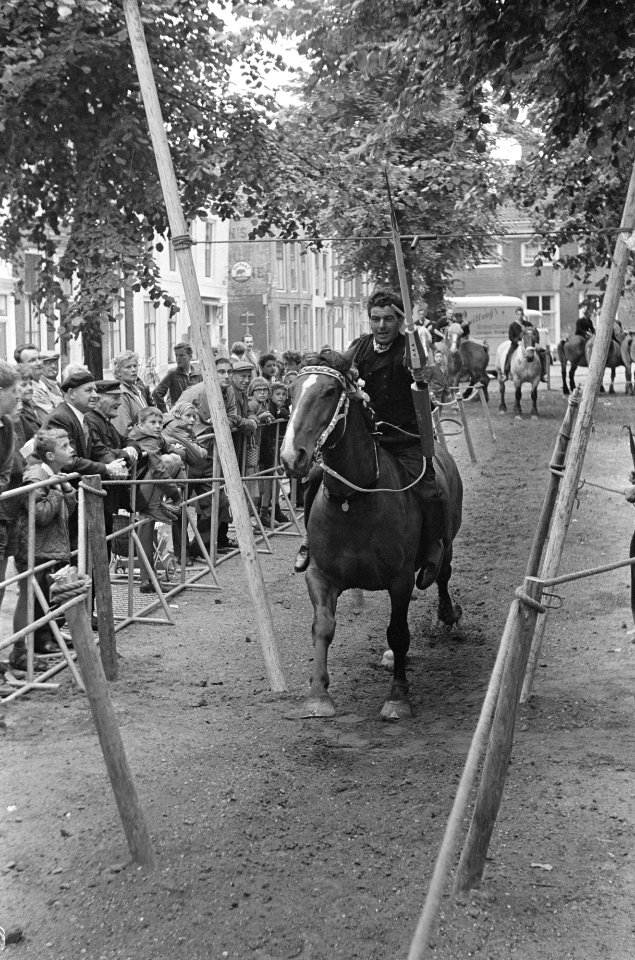 Ringrijderij in Middelburg Een van de deelnemers met Zeeuwse hoed, Bestanddeelnr 915-3644