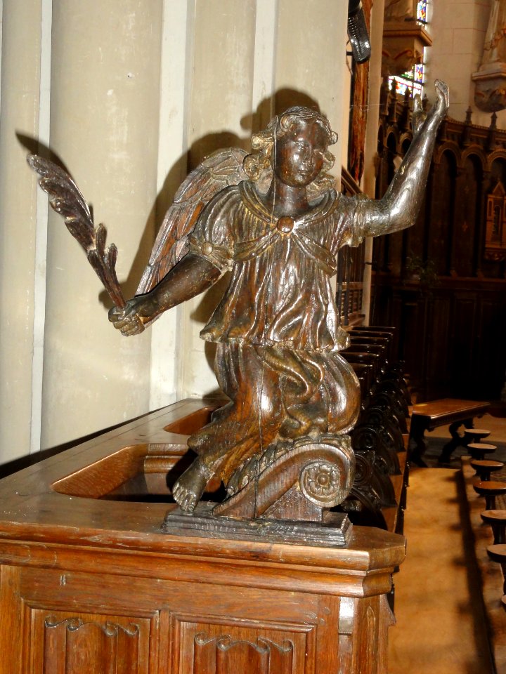 Riville (Seine-Mar.) église, statue 19 ange des stalles